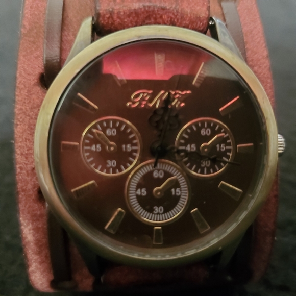 NWOT- Mens Wide Leather Band Wrist Watch - Picture 9 of 9